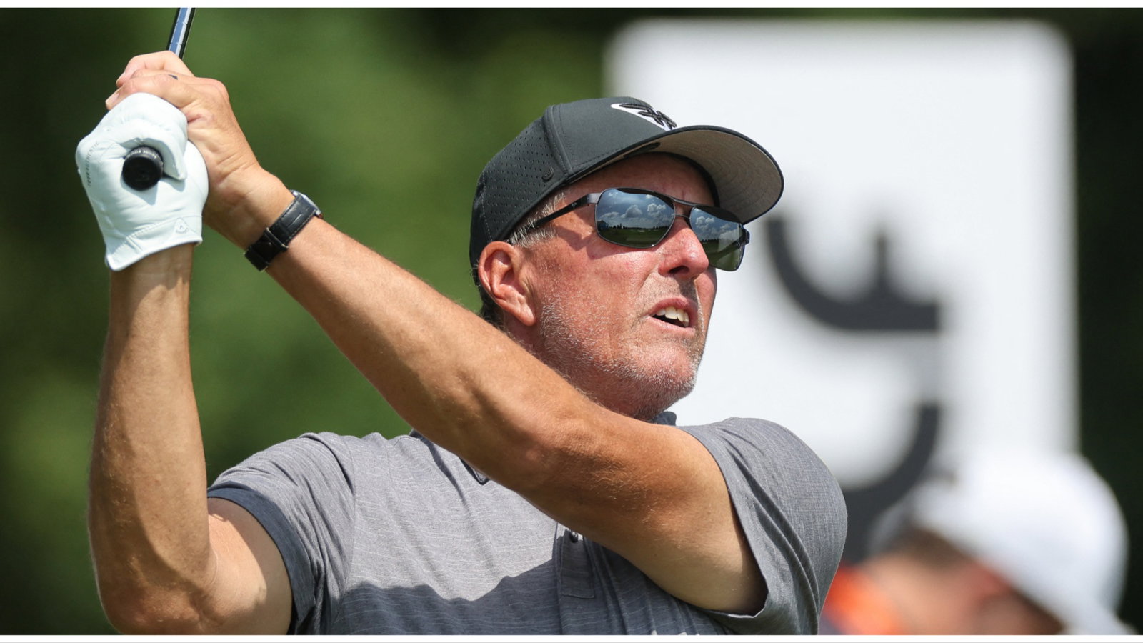 Phil Mickelson involved in OUTSTANDING (!) fan exchange at LIV Golf Bedminster